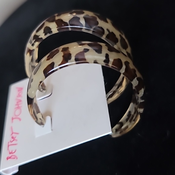 New! BETSEY JOHNSON Leaping Leopards Lucite 3/4 Hoop Post Earrings. - Picture 4 of 6